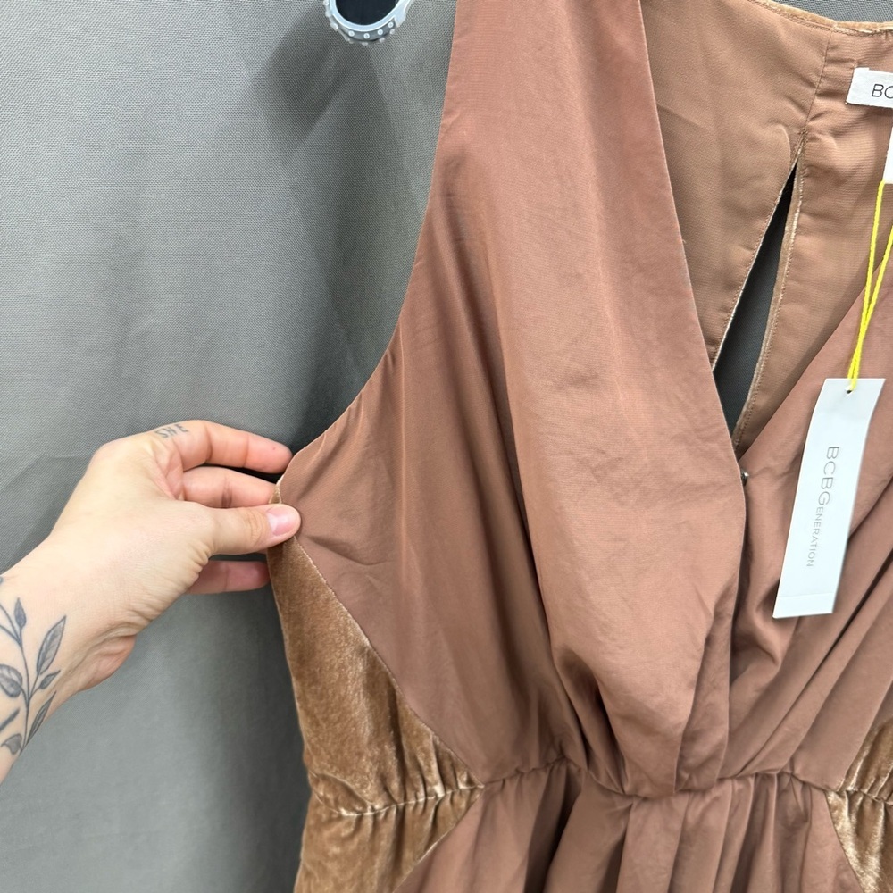BCBGeneration Size Large Keyhole Back Tan Dress - Picture 4 of 10